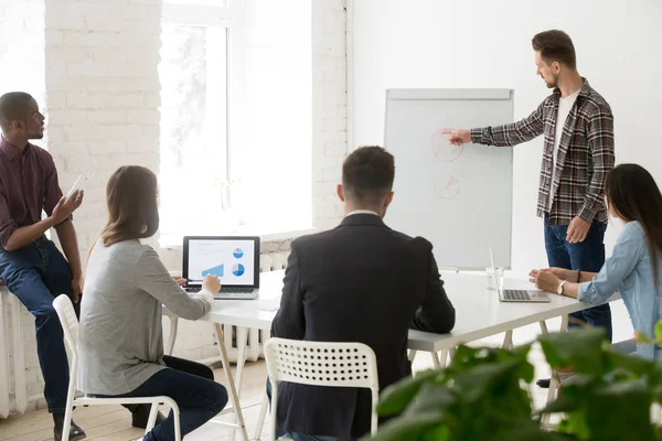 Kaukasischer Teamleiter hält Präsentation für Kollegen in offi — Stockfoto