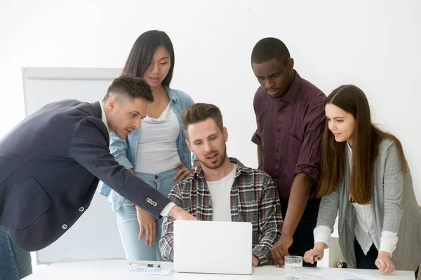 Birlikte laptop toplantı sırasında çalışma çeşitli iş takım — Stok fotoğraf