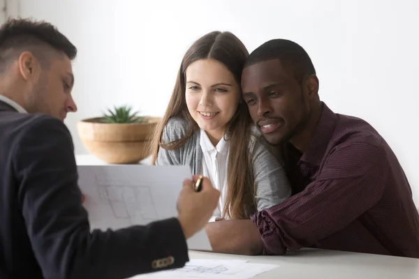 Male realtor showing house plan to young family buyers — Stock Photo, Image