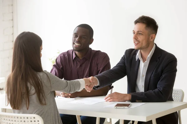 Datori di lavoro multietnici saluto candidato di lavoro femminile con handsha — Foto Stock