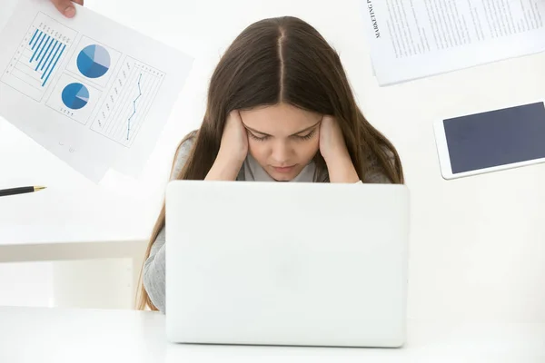 Przygnębiony kobiece pracownik czuje się zmęczony, być zdenerwowanym przez klientów — Zdjęcie stockowe