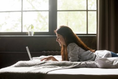 Mutlu kız erkek laptop için manifatura süre gülümseyen