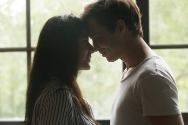 Genç çift ayakta yüz yüze gözlerine bakmak