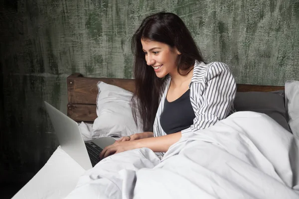 Mujer feliz sonriendo charlando con amigos en línea — Foto de Stock