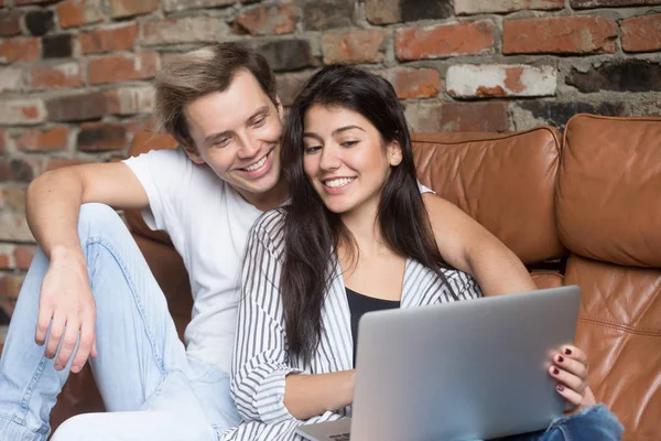 Счастливая пара совершает покупки онлайн во время домашнего уикенда — стоковое фото