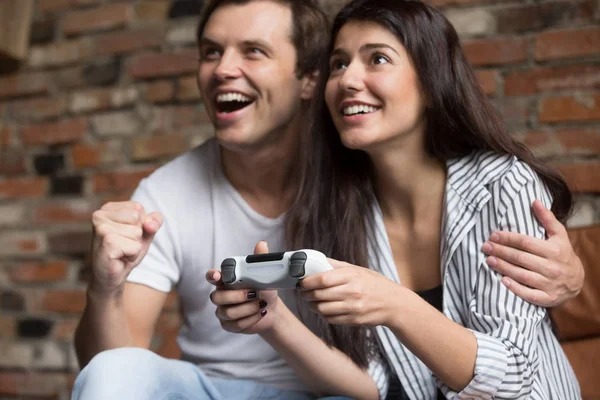 Coppia eccitata giocare ai videogiochi per computer insieme — Foto Stock