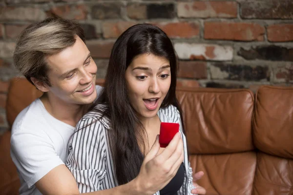 Novio haciendo propuesta de matrimonio a novia sorprendida — Foto de Stock