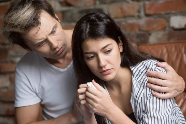 Marido abraçando reconfortante triste chorando cônjuge — Fotografia de Stock