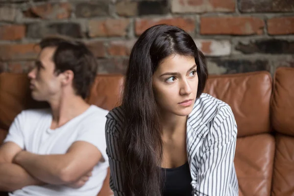 Pasangan yang marah menghindari bicara setelah pertengkaran keluarga — Stok Foto
