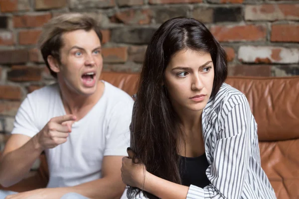 Boze man schreeuwen op de vrouw haar schuld te geven voor de relatie misun — Stockfoto