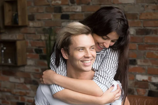 Lycklig flickvän piggyback leende pojkvän har roligt hemma — Stockfoto