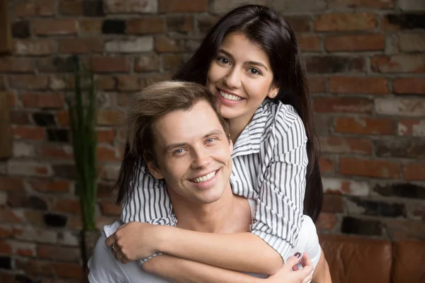 Retrato de feliz pareja milenaria abrazándose posando para la familia al — Foto de Stock