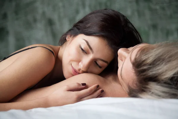 Sonhando mulher desfrutando de momento romântico deitado no ombro do homem — Fotografia de Stock