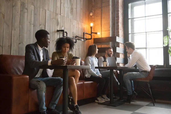 Multiracial millennials disfrutando del café trabajando en gadgets en co — Foto de Stock