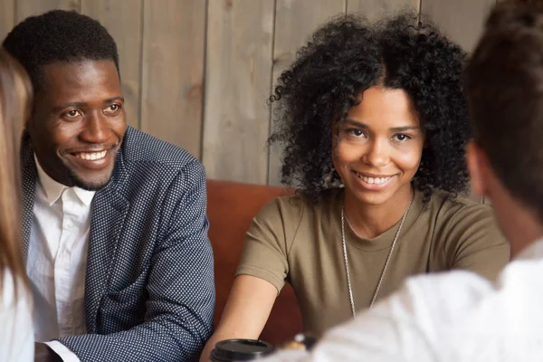 Happy svart vänner njuter möte med kollegor ute i café — Stockfoto