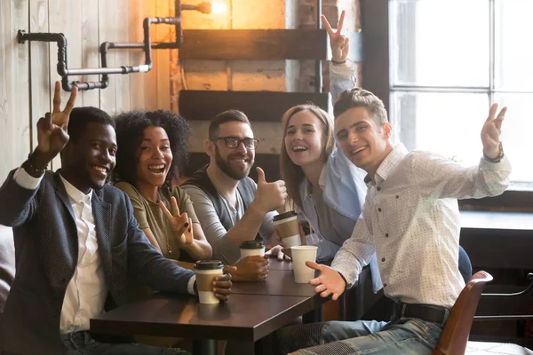 Sonriendo diversos colegas milenarios posando para la foto en la cafetería —  Fotos de Stock