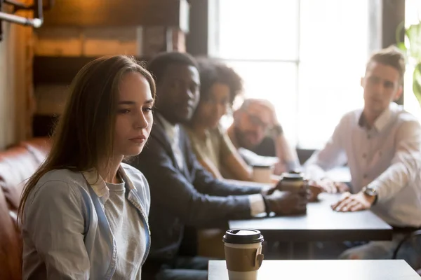 Beleidigtes Mädchen ignoriert Freunde, die sich nach schlechtem Witz entschuldigen — Stockfoto