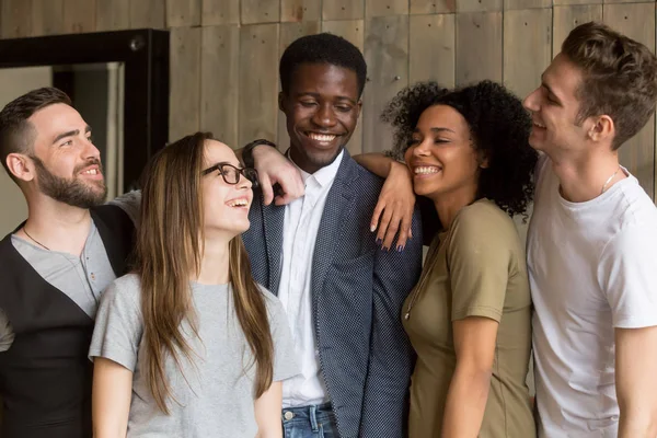 Sonriente millennial colegas divertirse juntos en coffeshop — Foto de Stock