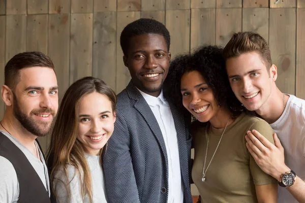 Glückliche multiethnische Menschen lächeln und posieren gemeinsam vor der Kamera — Stockfoto