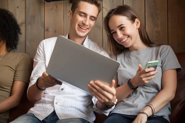 Bin yıllık arkadaşlar komik video Cafe getirmek içinde oturup gülüyor