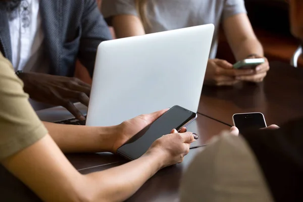 Nahaufnahme von multirassischen Menschen mit Gadgets während eines Treffens — Stockfoto