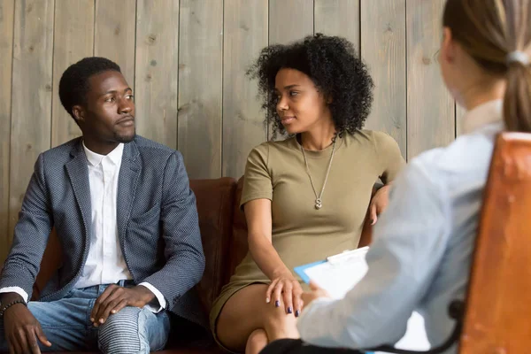 I coniugi neri riconciliati fanno pace dopo le relazioni di successo — Foto Stock