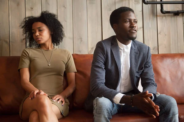 黑人配偶坐在沙发旁边不准备妥协 — 图库照片