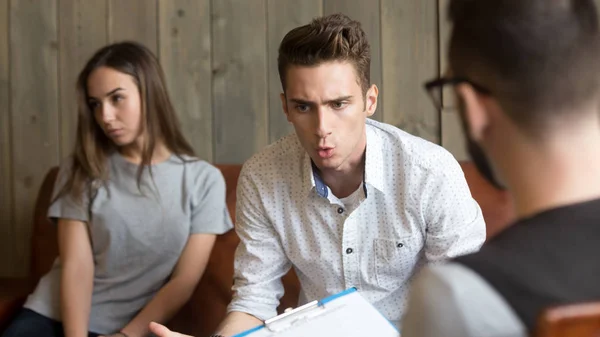 Gekke blanke man praten over familie problemen met psychol — Stockfoto