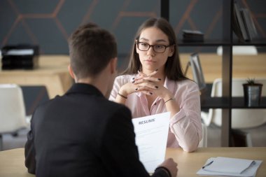 Adaylık için karar bekleyen işveren veya işveren meydan okuma ile bakıyor kendine güvenen kadın iş başvurusunda bulunan iş görüşme veya office sürecinde işe konumdan açın. İstihdam kavramı