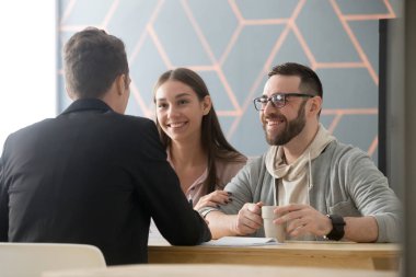 Mutlu çift birlikte ilk ev satın almak var hakkında heyecanlı