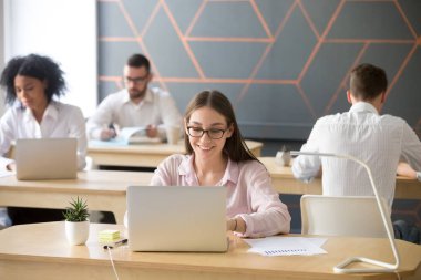 Mutlu çalışan uzay coworking içinde laptop çalışma meşgul