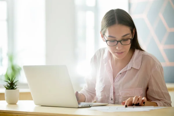 Female architect drawing house plan on laptop — Stock Photo, Image