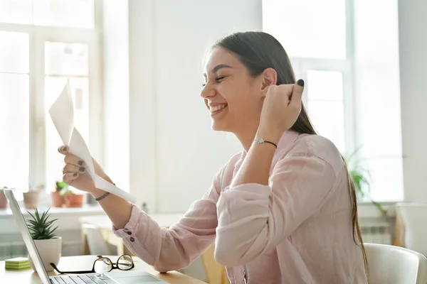 Felice dipendente femminile eccitato lettura lettera di promozione — Foto Stock