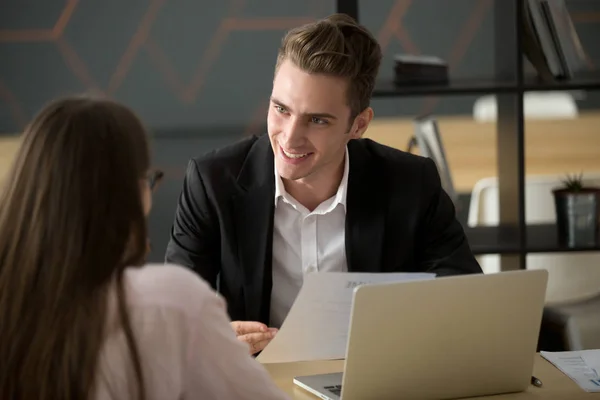 Recrutador masculino sorrindo discutir cv com candidato a emprego feminino — Fotografia de Stock