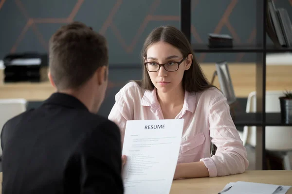 Solicitante mujer a la espera de decisión de reclutamiento sobre su candidato — Foto de Stock