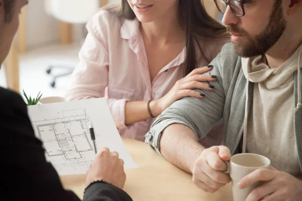 Millennial Couple berät über Wohndesign-Projekt in Archit — Stockfoto