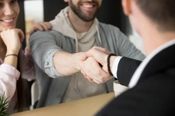 Tevreden paar handshaking makelaar sluiten succesvol omgaan — Stockfoto