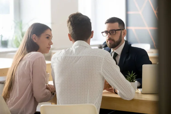 Makelaar luisteren naar klanten tijdens office vergadering of consultatio — Stockfoto