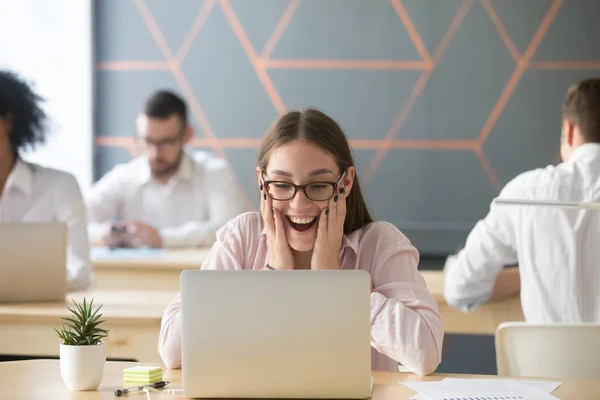 Empleada emocionada recibe carta de promoción de jefe — Foto de Stock