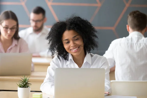 Szczęśliwy African American Pracownica Pracy Laptopie Zadowolony Pracy Ona Robi — Zdjęcie stockowe