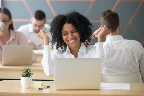 Emocionado empleado negro ganar lotería en línea — Foto de Stock