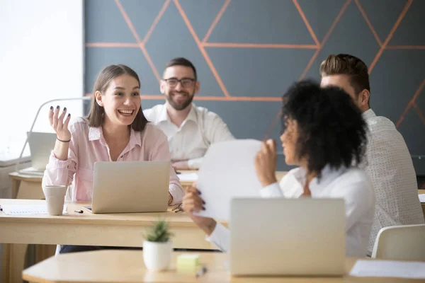 Satisfied black worker praising good results with colleagues in — Stock Photo, Image