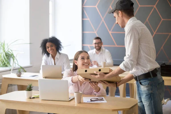 Entrega hombre dando caja de cartón pizza a empleado sonriente — Foto de Stock