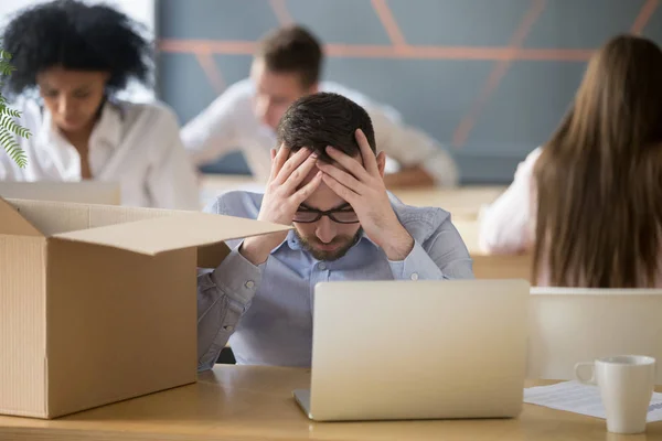 Enojado empleado masculino estresado siendo despedido del trabajo —  Fotos de Stock