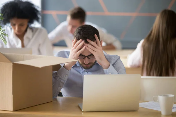 Verärgerte männliche Angestellte betont, von der Arbeit entlassen zu werden — Stockfoto