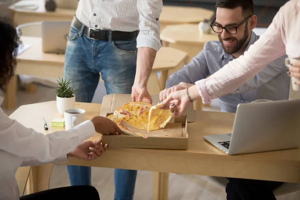 Felices colegas disfrutando de la pizza compartida almuerzo en la oficina juntos — Foto de Stock