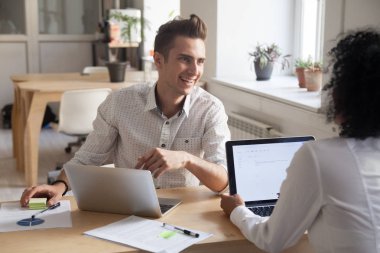 Beyin fırtınası Ofis Toplantı sırasında konuşurken gülümseyen iş ortakları