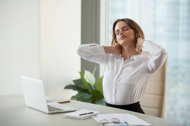 Yorgun kadın işçi sandalye rahatlatıcı çalışma d sonra germe