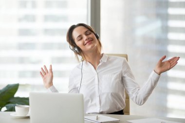 Mutlu kadın işçi işyerinde favori müzik keyfi