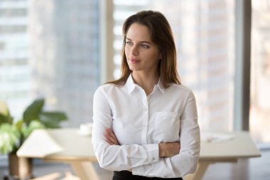 Düşünceli kadın işçiye gelecekteki başarısı rüya